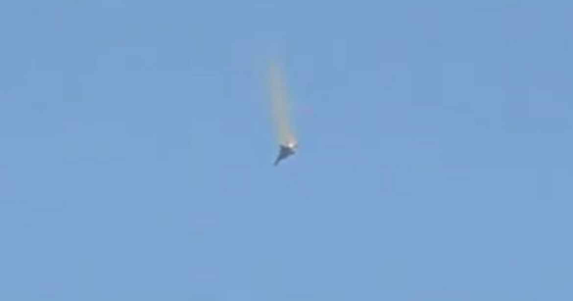 কুয়েত আকাশে ইরানি মিসাইলের আঘাতে মার্কিন 'এফ-১৫' ফাইটার জেট বিধ্বস্ত।