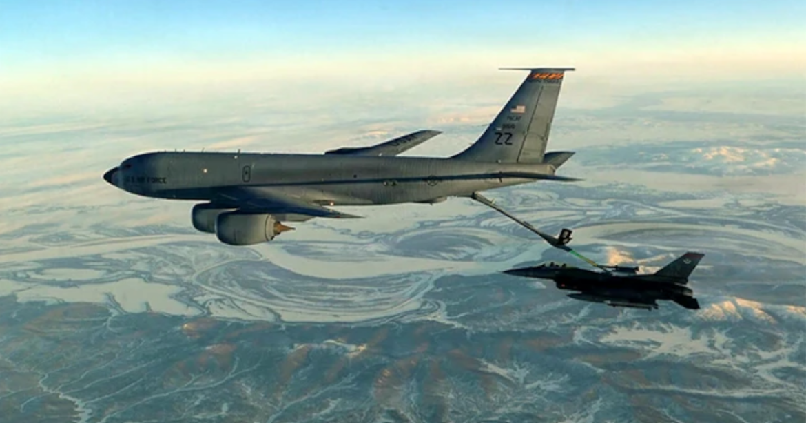 ইরাকে মার্কিন সামরিক জ্বালানি সরবরাহকারী বিমান (রিফুয়েলিং এয়ারক্রাফট) বিধ্বস্ত হয়ে ছয়জন ক্রুর মধ্যে ৪ জন নিহত হয়েছে।