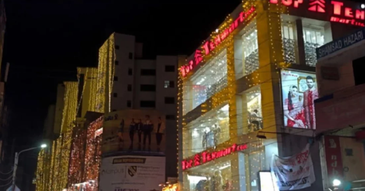 জ্বালানি তেল সাশ্রয়ের লক্ষ্যে দোকানপাট এবং শপিংমলে আলোকসজ্জা ও অপ্রয়োজনীয় বাতি বন্ধ রাখার আহ্বান জানিয়েছে বাংলাদেশ দোকান মালিক সমিতি।