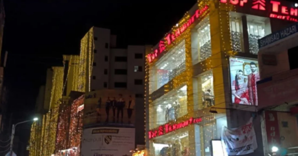 জ্বালানি তেল সাশ্রয়ের লক্ষ্যে দোকানপাট এবং শপিংমলে আলোকসজ্জা ও অপ্রয়োজনীয় বাতি বন্ধ রাখার আহ্বান জানিয়েছে বাংলাদেশ দোকান মালিক সমিতি।