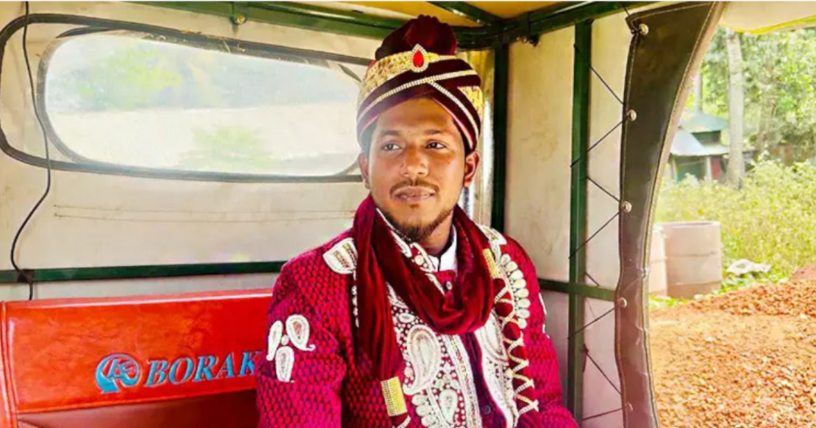 জ্বালানি সংকটে পাননি কোনো গাড়ি। এ অবস্থায় শেষ পর্যন্ত বাধ্য হয়ে ব্যাটারিচালিত ইজিবাইকে চড়ে বিয়ে করতে গেছেন শাহিন আলম নামে যুবক।