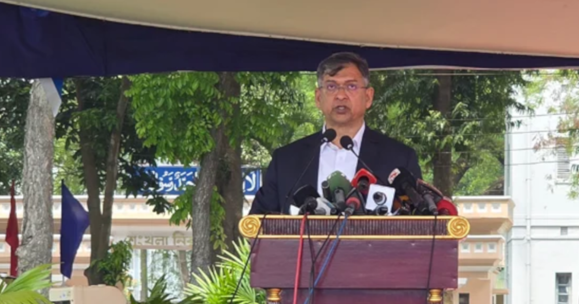 বর্তমানে যে পোশাক, এই পোশাকে পুলিশ বাহিনী সন্তুষ্ট নয বলে জানিয়েছেন স্বরাষ্ট্রমন্ত্রী সালাহউদ্দিন আহমদ।