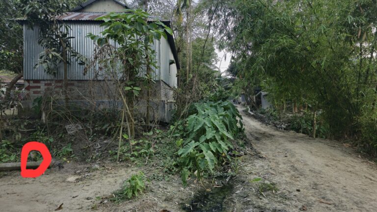 সরকারি রাস্তায় প্রভাবশালীদের ঘরবাড়ি, অবরুদ্ধ পাঁচ শতাধিক পরিবার