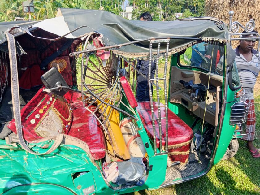 পরীক্ষা শেষে মাকে নিয়ে বাড়ি ফিরছিলেন কলেজছাত্রী, অত:পর…