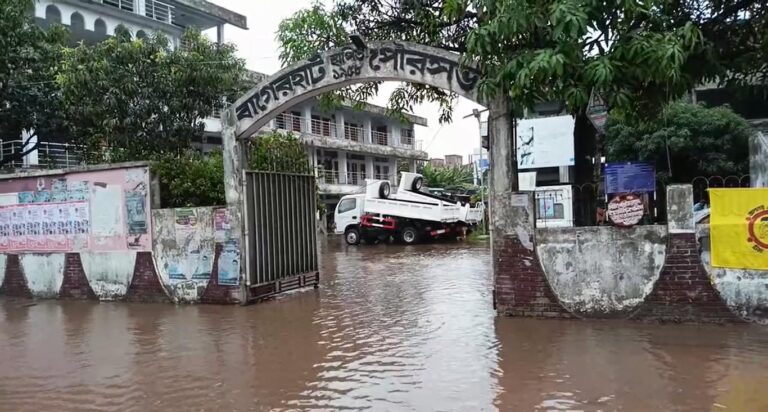 বাগেরহাটে টানা বৃষ্টিতে জলাবদ্ধতা, ভোগান্তিতে জনজীবন