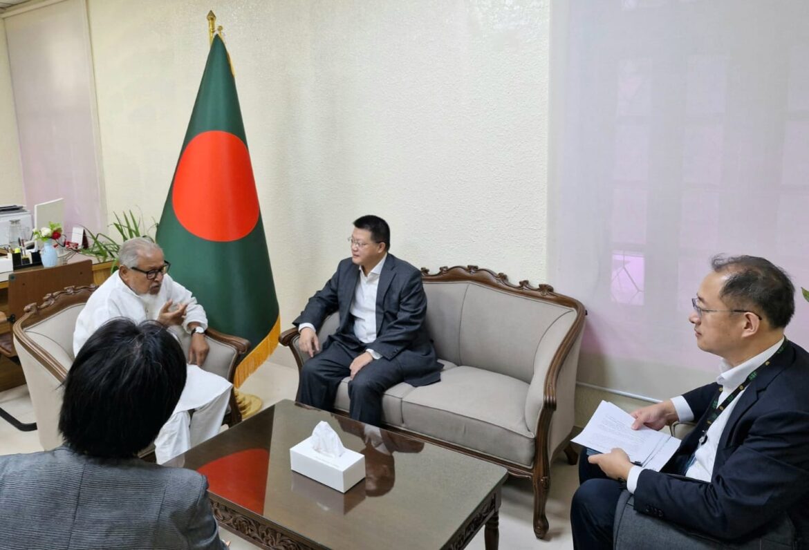 প্রধানমন্ত্রী তারেক রহমানের রাজনৈতিক ও কৃষি উপদেষ্টা নজরুল ইসলাম খানের সঙ্গে সৌজন্য সাক্ষাৎ করেছেন ঢাকায় নিযুক্ত চীনা রাষ্ট্রদূত ইয়াও ওয়েন।