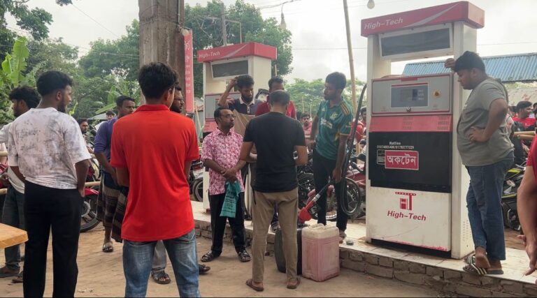 ড্রামে তেল বিক্রির ভিডিও করায় সাংবাদিকদের উপর হামলা