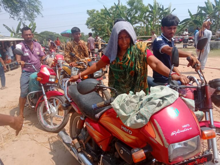 ছেলের মোটরসাইকেলের পেট্রোল নিতে দীর্ঘ লাইনে মা