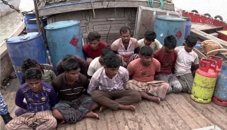 মিয়ানমারে পাচারকালে ৬০০০ লিটার ডিজেলসহ ১২ পাচারকারী আটক