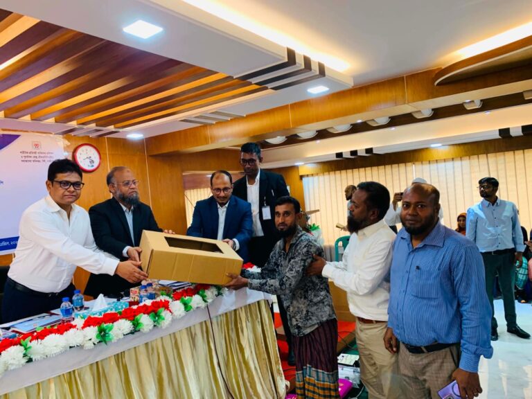 পা হারানো মানুষের চোখের জল মুছলেন গাজীপুরের ডিসি