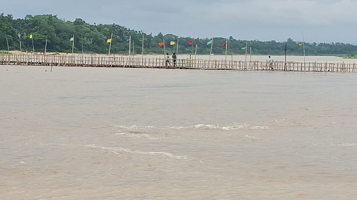 সারাদেশে শুরু হওয়া ভারী থেকে অতিভারী বৃষ্টিপাতের ফলে দেশের উত্তর-পূর্বাঞ্চলের পাঁচ জেলায় বন্যার আশঙ্কা তৈরি হয়েছে।