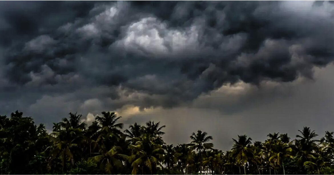 দুপুরের মধ্যে ৬০ কিলোমিটার বেগে ঝড়ো হাওয়া বয়ে যেতে পারে বলে জানিয়েছে আবহাওয়া অফিস।