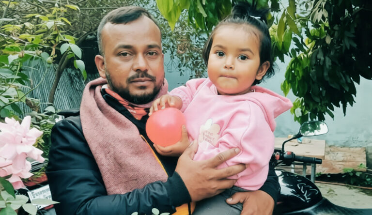 কোল থেকে ছিটকে বেঁচে গেল শিশু, বজ্রপাতে প্রাণ হারালেন বাবা