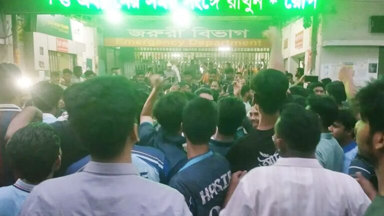 চিকিৎসকদের সঙ্গে ঢাবি শিক্ষার্থীদের সংঘর্ষ, ঢামেকের জরুরি বিভাগ বন্ধ