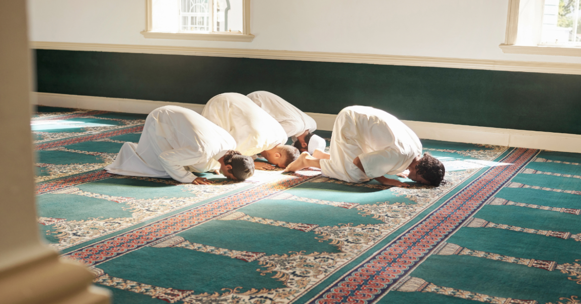 নামাজ বেহেশতের চাবি। যতই ব্যস্ততা থাকুক না কেন, সময়মতো নামাজ পড়া প্রত্যেক মুসলমানের ওপর ফরজ।