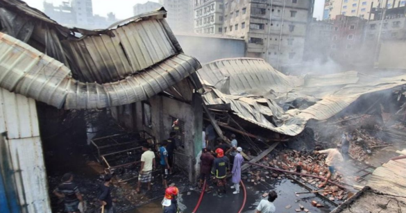 রাজধানীর কেরানীগঞ্জ কদমতলী এলাকায় গ্যাসলাইট কারখানায় আগুন লাগার ঘটনায় ৫ জনের মরদেহ উদ্ধার করেছে ফায়ার সার্ভিস।