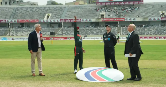 তিন ম্যাচ সিরিজের প্রথম ওয়ানডেতে টস জিতে ব্যাট করার সিদ্ধান্ত নিয়েছেন নিউজিল্যান্ড অধিনায়ক টম লাথাম। ফলে শুরুতেই ফিল্ডিং করবে স্বাগতিক বাংলাদেশ।