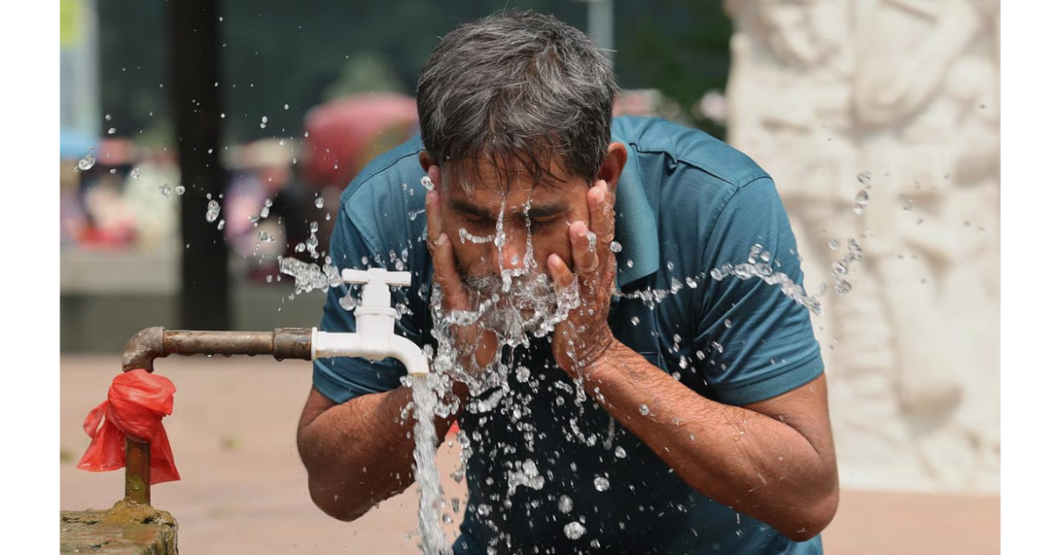 দেশের কিছু কিছু এলাকায় বৃষ্টিপাত হলেও অন্যান্য এলাকার ওপর দিয়ে বয়ে যাওয়া তাপপ্রবাহ অব্যাহত থাকবে বলে জানিয়েছে আবহাওয়া দফতর।