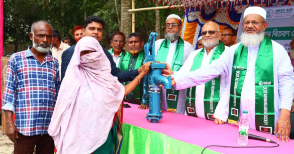 সুপেয় পানির ব্যবস্থা নিশ্চিত করতে বিনামূল্যে টিউবওয়েল বিতরণ করেছে দোস্ত এইড বাংলাদেশ সোসাইটি।