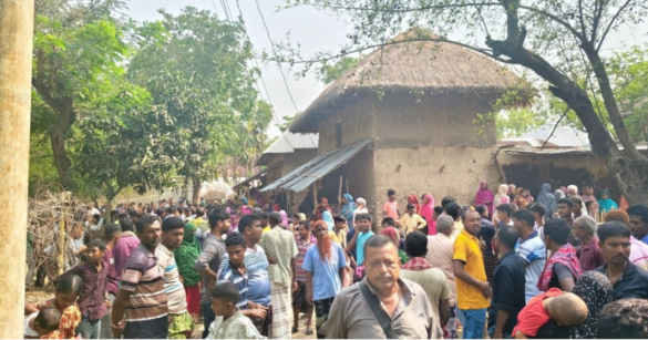 নওগাঁ জেলার নিয়ামতপুর উপজেলায় নিজ বাড়ি থেকে এক দম্পতি ও তাঁদের দুই ছেলে–মেয়ের মরদেহ উদ্ধার।