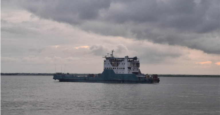 পাটুরিয়া-দৌলতদিয়া নৌরুটে ফেরি চলাচল বন্ধ