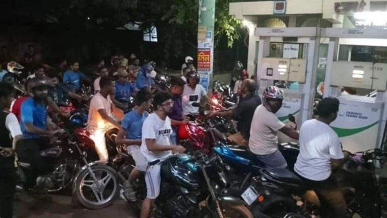 জ্বালানি তেলের দাম বাড়লেও পাম্পের সামনে যানবাহনের ভিড়