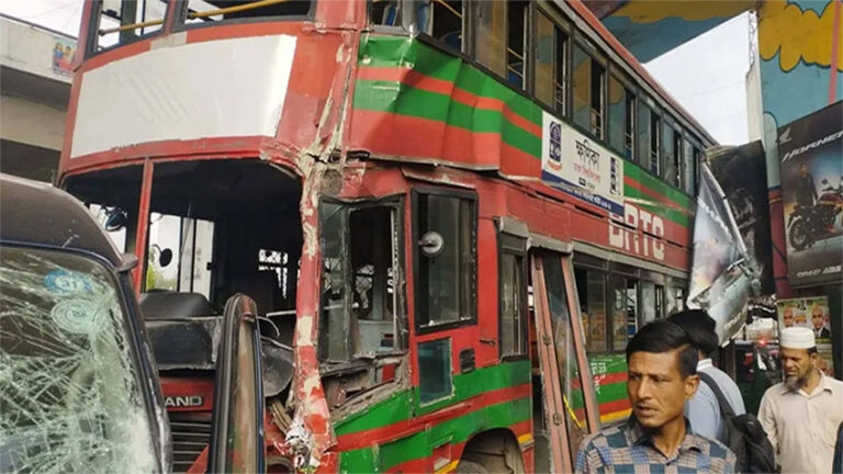 দুর্ঘটনার কবলে ঢাবির ‘ক্ষণিকা’ বাস, আহত ৮ শিক্ষার্থী