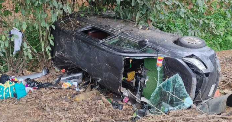 চট্টগ্রামে নিয়ন্ত্রণ হারিয়ে মাইক্রোবাস খাদে, নিহত ৩