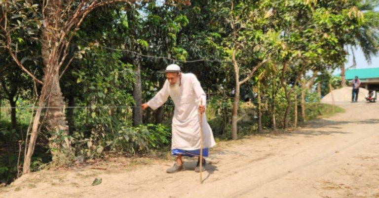 মারা গেছেন দড়ি ধরে মসজিদে যাওয়া অন্ধ মুয়াজ্জিন আব্দুর রহমান