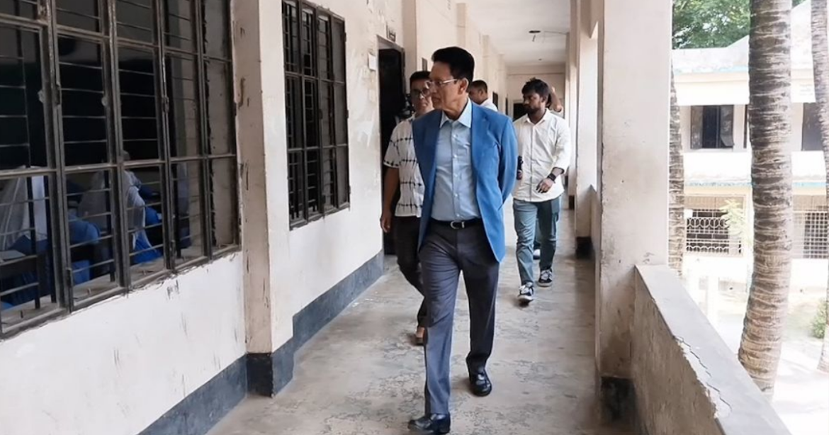 এসএসসি পরীক্ষা কেন্দ্র পরিদর্শনে শিক্ষামন্ত্রী।