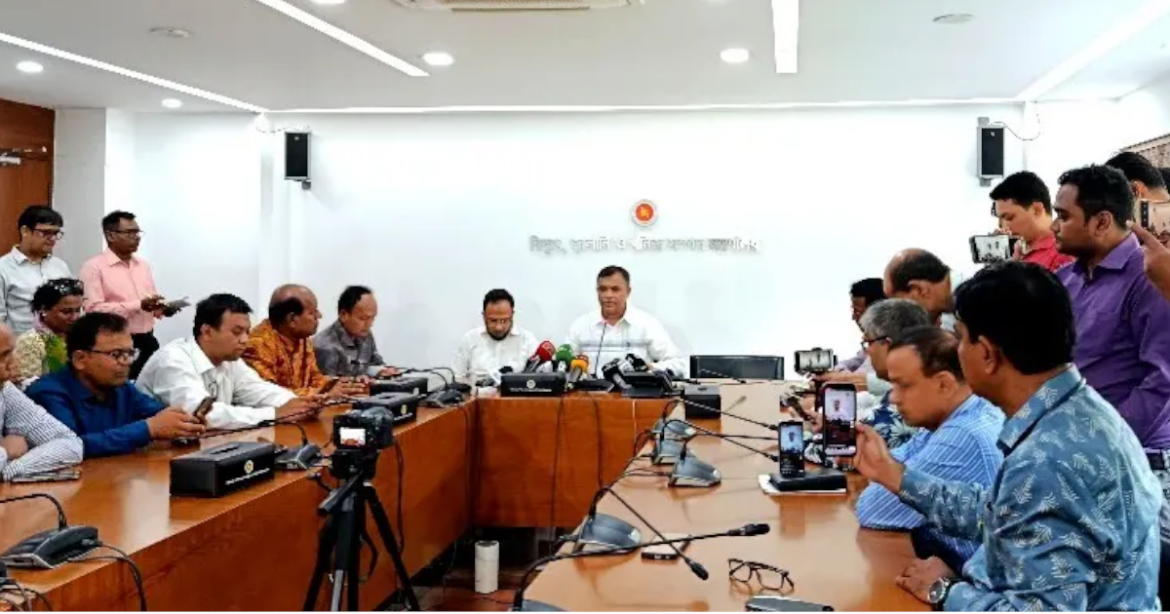 আগামী ২ মাসেও দেশে জ্বালানি তেলের কোনো সংকট তৈরি হবে না বলে আশ্বস্ত করেছেন জ্বালানি যুগ্মসচিব মনির হোসেন চৌধুরী।