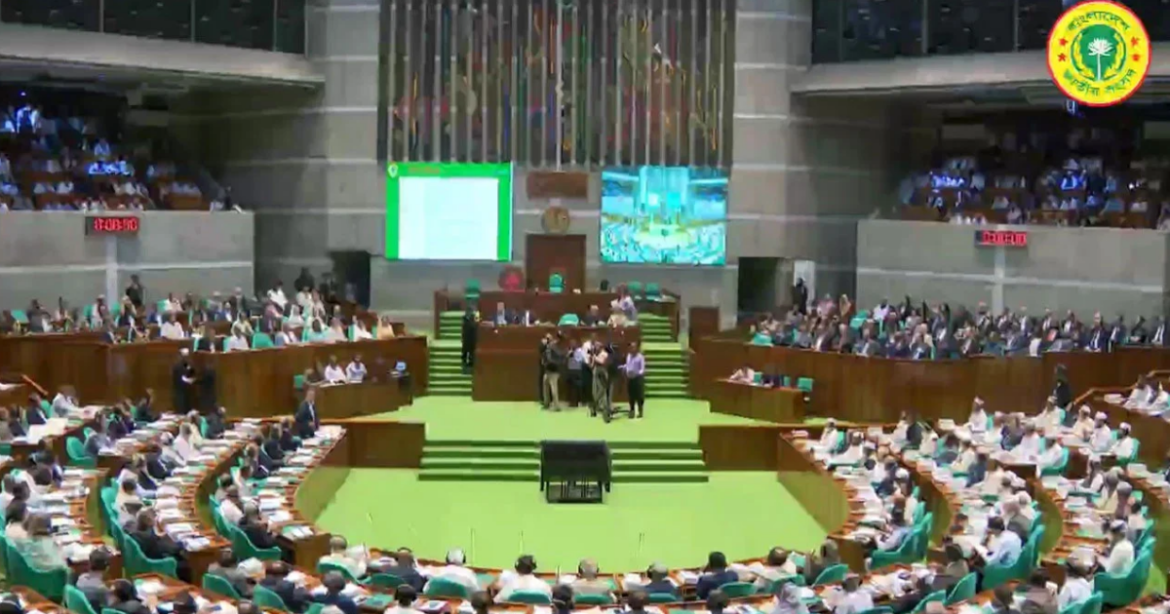 সরকারি চাকরিতে প্রবেশের বয়স সর্বোচ্চ ৩২ (বত্রিশ) বছর নির্ধারণ করে সংসদে পাস হয়েছে সরকারি চাকরি (সংশোধন) বিল- ২০২৬।