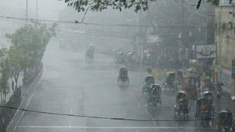 রাজধানীতে সকাল থেকেই মুষলধারে বৃষ্টি