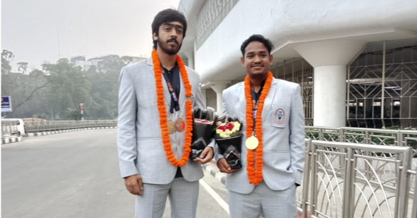 দেশে ফিরেছেন পাকিস্তানে অনুষ্ঠেয় 'দক্ষিণ এশিয়ান রিলেশন্স টুর্নামেন্টে' বাংলাদেশের স্বর্ণপদক জয়ী দুই শাটলার সিফাত উল্লাহ গালিব ও নাজমুল হাসান।