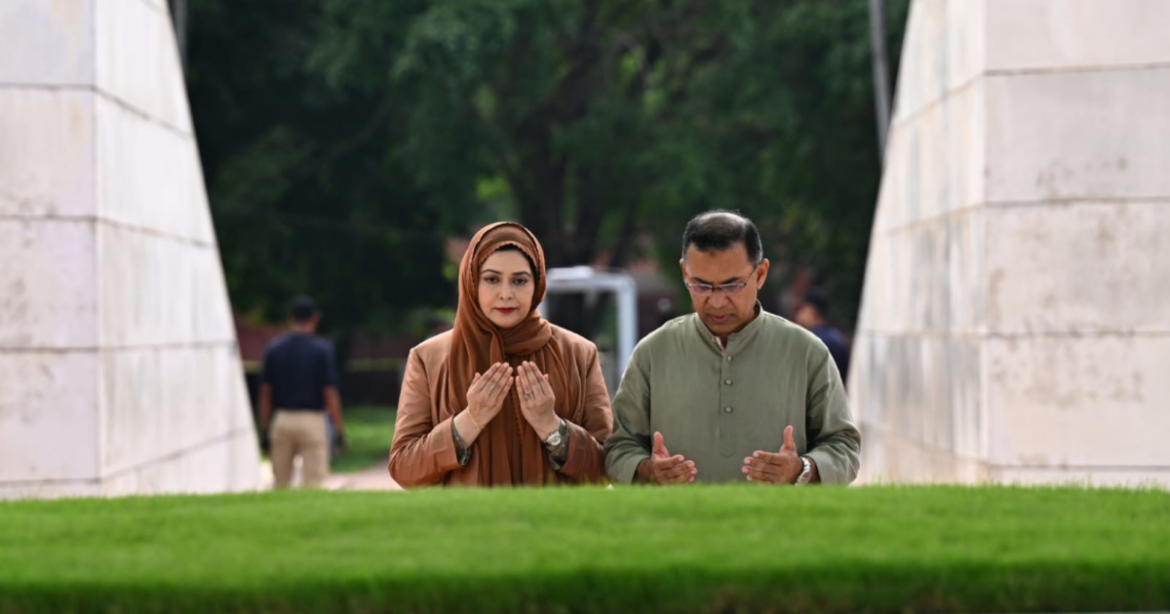 পবিত্র ঈদুল আজহা'র নামাজ আদায় শেষে বাবা শহীদ রাষ্ট্রপতি জিয়াউর রহমান, মা সাবেক প্রধানমন্ত্রী বেগম খালেদা জিয়া'র কবর জিয়ারত করেছেন প্রধানমন্ত্রী ও বিএনপি চেয়ারম্যান তারেক রহমান।