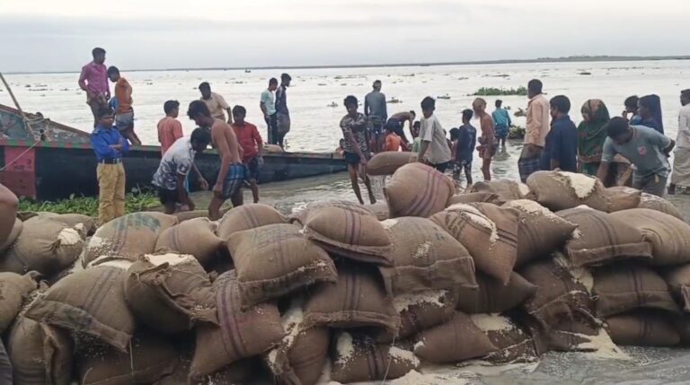গাইবান্ধায় ঝড়ে ৪৬৭ বস্তা ভিজিএফ চালসহ ২টি নৌকা ডুবি
