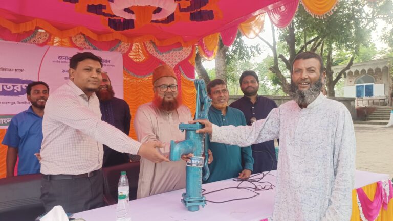 ঝিনাইদহে বিনামূল্যে টিউবওয়েল বিতরণ করলো ‘দোস্ত এইড’
