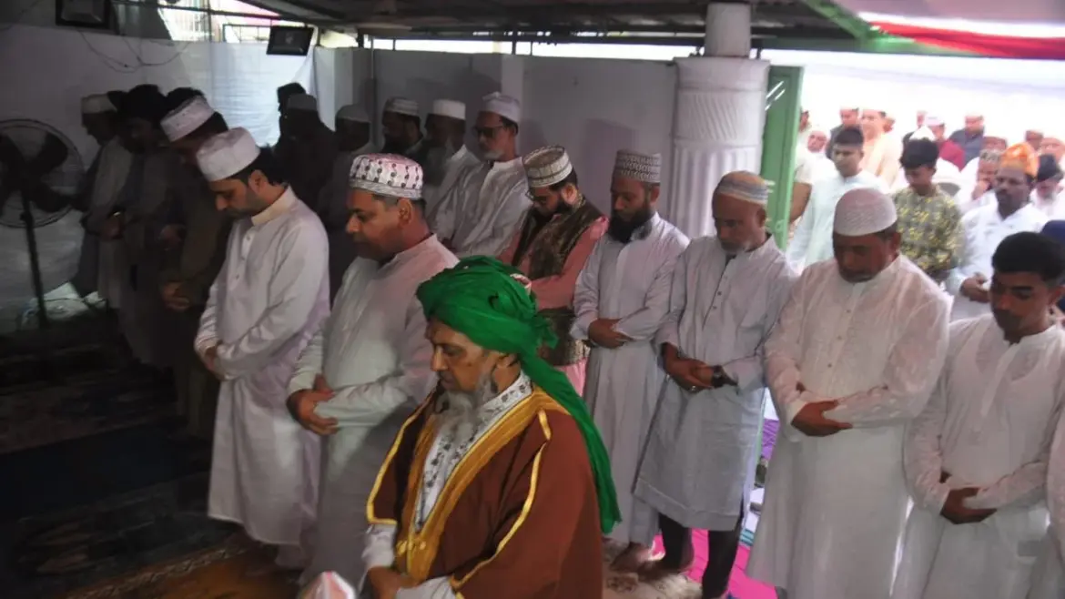 সৌদি আরবসহ মধ্যপ্রাচ্যের দেশগুলোর সঙ্গে মিল রেখে রাজধানী ঢাকার পান্থপথে পবিত্র ঈদুল আজহার নামাজ আদায় করেছেন কয়েকশ মুসল্লি।