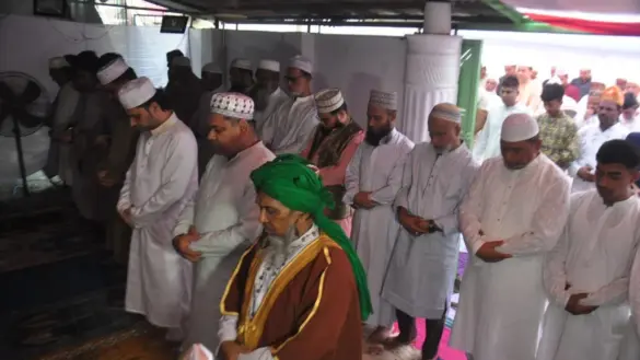 সৌদি আরবসহ মধ্যপ্রাচ্যের দেশগুলোর সঙ্গে মিল রেখে রাজধানী ঢাকার পান্থপথে পবিত্র ঈদুল আজহার নামাজ আদায় করেছেন কয়েকশ মুসল্লি।
