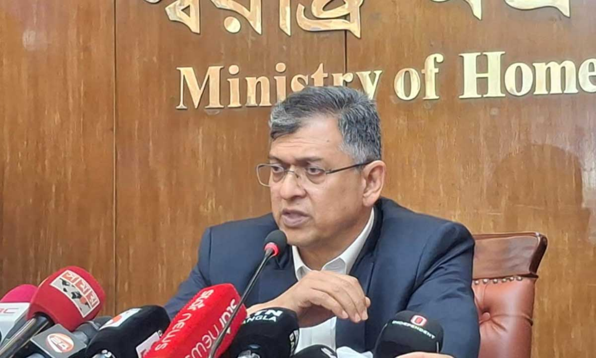 বাংলাদেশ পুলিশের ইউনিফর্ম আবারও পরিবর্তনের সিদ্ধান্ত নিয়েছে সরকার।