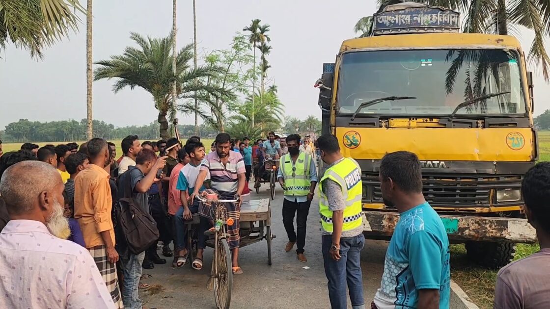ঝিনাইদহে দাঁড়িয়ে থাকা ট্রাকে মিললো চালকের মরদেহ