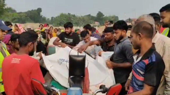 যশোরের শার্শা উপজেলায় ট্রাক ও মোটরসাইকেলের মুখোমুখি সংঘর্ষে মোটরসাইকেল আরোহী দুই কৃষক নিহত হয়েছেন।