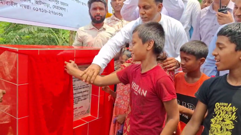 শিশুদের দিয়ে রাস্তার ফলক উন্মোচন ও মিষ্টিমুখ করালেন ডেপুটি স্পিকার