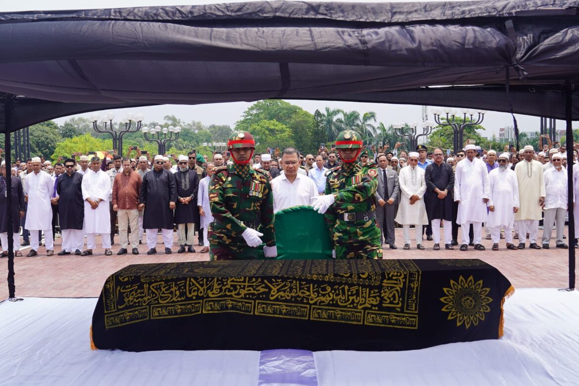 জাতীয় সংসদ ভবনের দক্ষিণ প্লাজায় অনুষ্ঠিত জানাজায় অংশ নেন প্রধানমন্ত্রী ও বিএনপির চেয়ারম্যান তারেক রহমান।
