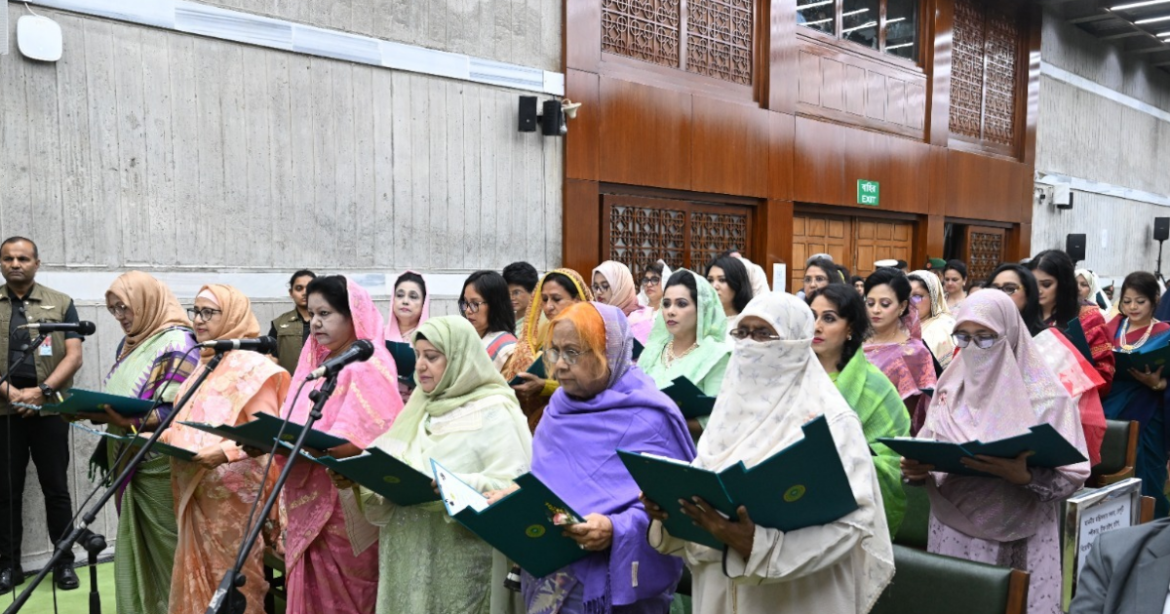 ত্রয়োদশ জাতীয় সংসদের সংরক্ষিত নারী আসনে নবনির্বাচিত সংসদ সদস্যরা (এমপি) শপথ গ্রহণ করেছেন।