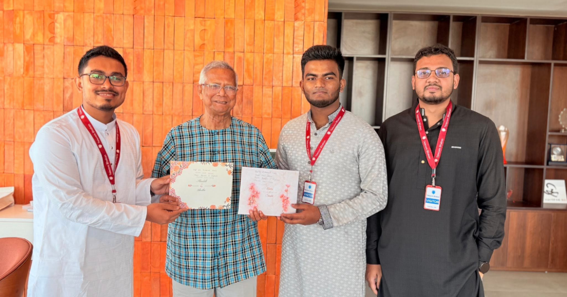ড. মুহাম্মদ ইউনূস'কে নিজ বিয়ের অনুষ্ঠানের দাওয়াতপত্র দিয়েছেন ডাকসু সহ-সভাপতি (ভিপি) সাদিক কায়েম।