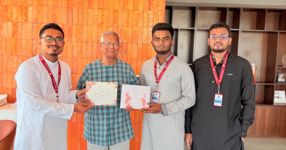 ড. মুহাম্মদ ইউনূস'কে নিজ বিয়ের অনুষ্ঠানের দাওয়াতপত্র দিয়েছেন ডাকসু সহ-সভাপতি (ভিপি) সাদিক কায়েম।
