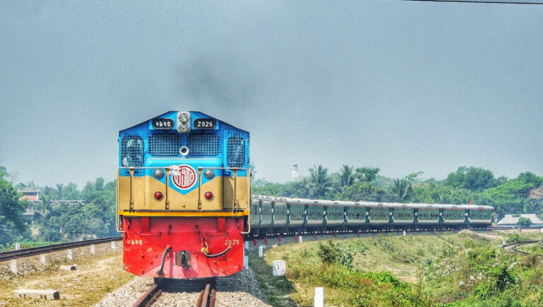 ট্রেনে ঈদ যাত্রার শেষ দিনের টিকিট বিক্রি আজ