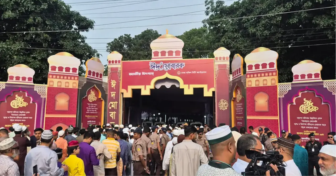 সারাদেশে আনন্দ ও উৎসবমুখর পরিবেশে পবিত্র ঈদুল আজহা উদযাপিত হচ্ছে।