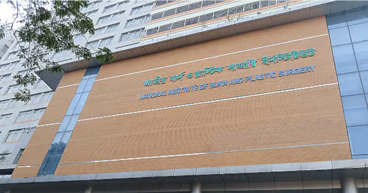 রাজধানীর ডেমরায় 'জহির স্টিল মিলে' লোহা গলানোর সময় ভাট্টি বিস্ফোরণে ৩ শ্রমিক দগ্ধ হয়েছেন।